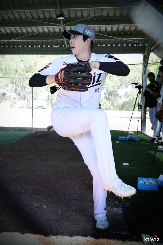이강철 감독이 이끄는 KT 위즈는 호주 질롱에서 1차 스프링캠프를 치르고 있다. 투수 오원석이 불펜 피칭을 하고 있다. kt wiz