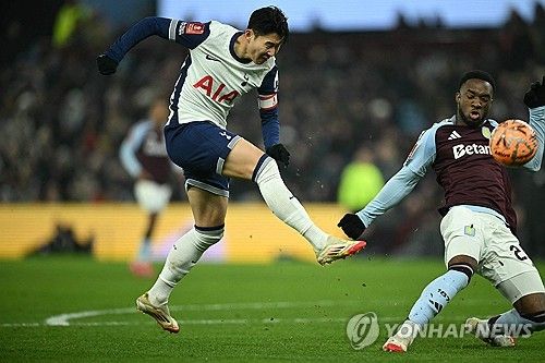 토트넘은 지난 리버풀과의 2024-25시즌 카라바오컵(리그컵) 준결승 2차전에서 0-4 참패를 당하며 카라바오컵에서 탈락하더니, 이번에는 애스턴 빌라를 상대한 2024-25시즌 잉글랜드축구협회(FA)컵 4라운드(32강)에서 무릎을 꿇으면서 순식간에 우승에 도전하던 두 개의 대회에서 낙마했다. 팀의 2연패와 함께 손흥민도 부진했다. 손흥민은 리버풀전에서는 골대를 맞혔고, 애스턴 빌라전에서는 결정적인 일대일 찬스를 놓쳤다. 평점 1.5를 받는 등 혹평도 적지 않았다. 연합뉴스