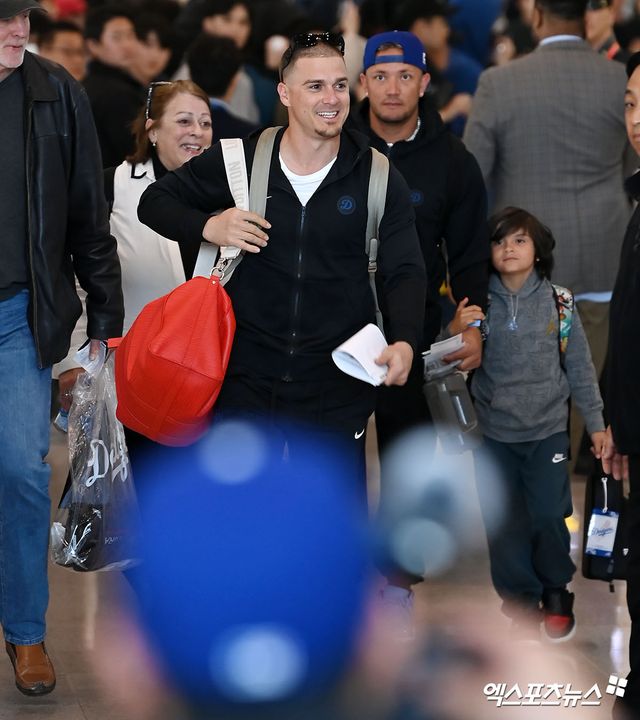 LA 다저스 선수단이 '2024 메이저리그 월드투어 서울 시리즈' 참석 차 15일 오후 인천국제공항을 통해 입국했다. 입국장을 빠져나오는 LA 다저스 키케 에르난데스. 엑스포츠뉴스 DB