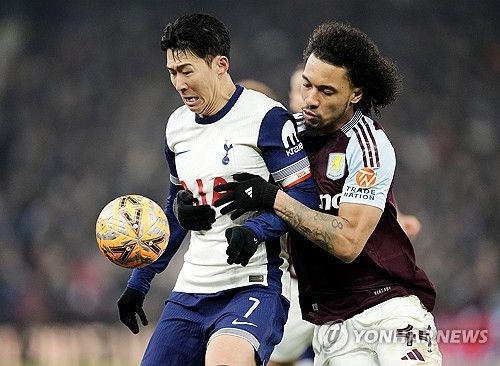 토트넘은 지난 리버풀과의 2024-25시즌 카라바오컵(리그컵) 준결승 2차전에서 0-4 참패를 당하며 카라바오컵에서 탈락하더니, 이번에는 애스턴 빌라를 상대한 2024-25시즌 잉글랜드축구협회(FA)컵 4라운드(32강)에서 무릎을 꿇으면서 순식간에 우승에 도전하던 두 개의 대회에서 낙마했다. 팀의 2연패와 함께 손흥민도 부진했다. 손흥민은 리버풀전에서는 골대를 맞혔고, 애스턴 빌라전에서는 결정적인 일대일 찬스를 놓쳤다. 평점 1.5를 받는 등 혹평도 적지 않았다. 연합뉴스