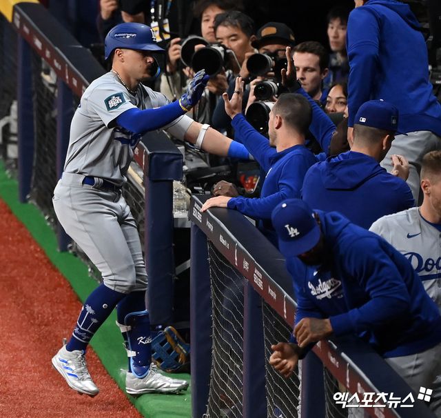 20일 서울 구로구 고척스카이돔에서 열린 '메이저리그 월드투어 서울시리즈 2024' LA 다저스와 샌디에이고 파드리스의 개막전 경기, 8회초 무사 만루 다저스 에르난데스가 1타점 희생플라이 타구를 날린 후 더그아웃에서 하이파이브를 하고 있다. 엑스포츠뉴스 DB