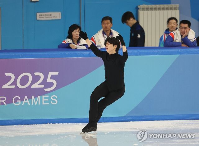 10일 중국 하얼빈 헤이룽장 빙상훈련센터 다목적홀에서 하얼빈 동계아시안게임에 출전하는 한국 남자 피겨 차준환이 훈련하고 있다. 연합뉴스