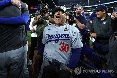로버츠 다저스 감독은 2025시즌이 끝난 뒤 팀과 계약이 종료된다. 서로서로 동행을 원하는 가운데, 얼마만큼 규모에 새 계약을 체결할지 많은 관심이 쏠리고 있다. 연합뉴스 AFP