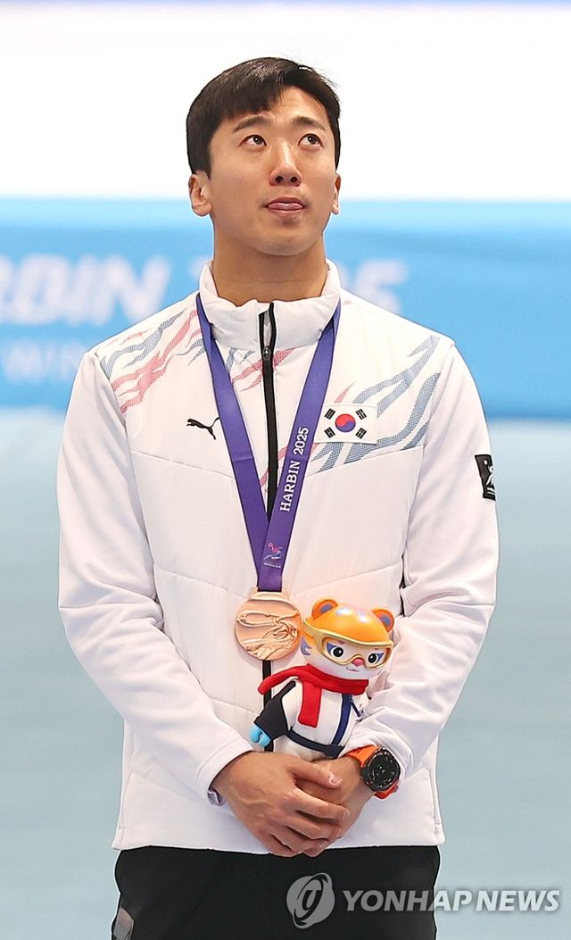 10일 중국 하얼빈 헤이룽장 빙상훈련센터 스피드스케이팅 오벌에서 열린 스피드스케이팅 남자 500m 시상식에서 동메달을 차지한 김준호가 생각에 잠겨 있다. 연합뉴스