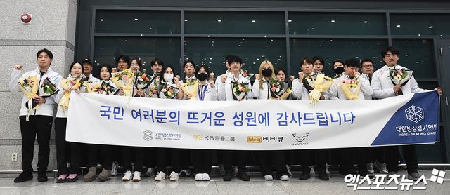 대한민국 쇼트트랙 국가대표 선수단이 '2025 하얼빈 동계 아시안게임'을 마친 뒤 10일 오후 인천국제공항을 통해 귀국했다. 대표팀 선수들이 기념 촬영을 하고 있다. 인천공항, 박지영 기자