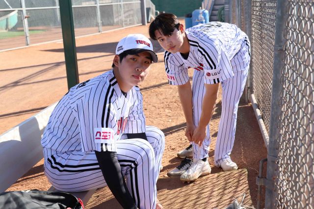 LG 기대주 추세현(왼쪽)은 투수로 다가올 2025시즌을 맞이한다. 고교 시절 투타 모두에서 재능을 뽐냈던 그는 투수로서 LG 마운드에 큰 힘이 되려 한다. 스프링캠프 기간 구속도 148.1㎞까지 나와 눈길을 끌고 있다. LG 트윈스