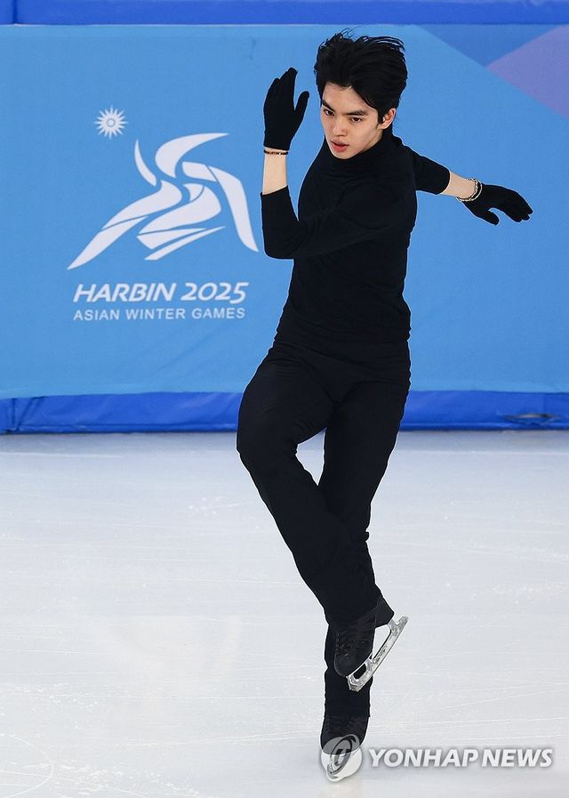 10일 중국 하얼빈 헤이룽장 빙상훈련센터 다목적홀에서 하얼빈 동계아시안게임에 출전하는 한국 남자 피겨 차준환이 훈련하고 있다. 연합뉴스