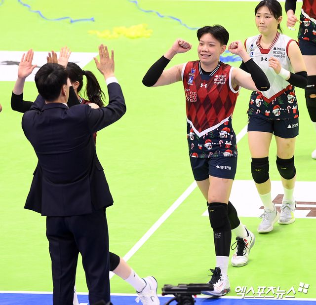 20일 오후 경기도 수원실내체육관에서 열린 ‘도드람 2024-2025 V-리그’ 현대건설과 흥국생명의 경기, 현대건설이 세트 스코어 3:0(25:12 25:21 25:16)으로 승리를 거뒀다. 이날 경기를 마친 현대건설 선수들이 기뻐하고 있다. 엑스포츠뉴스 DB