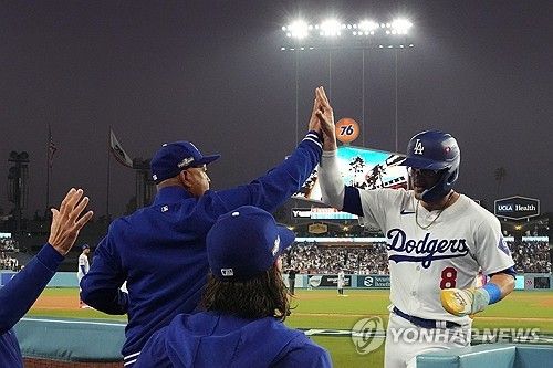 다저스는 10일(한국시간) 멀티 플레이어 에르난데스(오른쪽)와 계약 합의 했다. 선수단이 한층 더 탄탄해질 전망이다. 연합뉴스 EPA