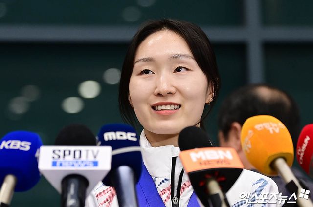 대한민국 쇼트트랙 국가대표 선수단이 '2025 하얼빈 동계 아시안게임'을 마친 뒤 10일 오후 인천국제공항을 통해 귀국했다. 대표팀 최민정이 입국장에서 취재진과 인터뷰를 나누고 있다. 인천공항, 박지영 기자