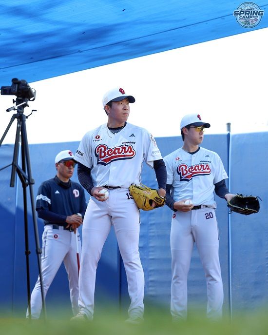 두산 베어스 투수 김민규가 호주 블랙타운 스프링캠프에서 투구 훈련에 임하고 있다. 두산 베어스