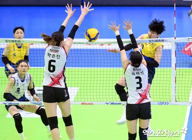 22일 오후 경기도 수원실내체육관에서 열린 ‘도드람 2024-2025 V-리그’ 현대건설과 정관장의 경기, 현대건설 위파위가 공격을 시도하고 있다. 엑스포츠뉴스 DB