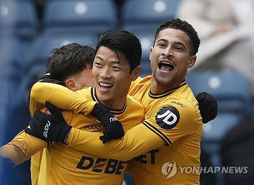 비토르 페레이라 감독이 이끄는 울버햄튼이 9일(한국시간) 영국 블랙번에 있는 이우드 파크에서 열린 블랙번 로버스와의 2024-2025시즌 FA컵 4라운드 원정 경기에서 2-0으로 승리했다.&nbsp;연합뉴스