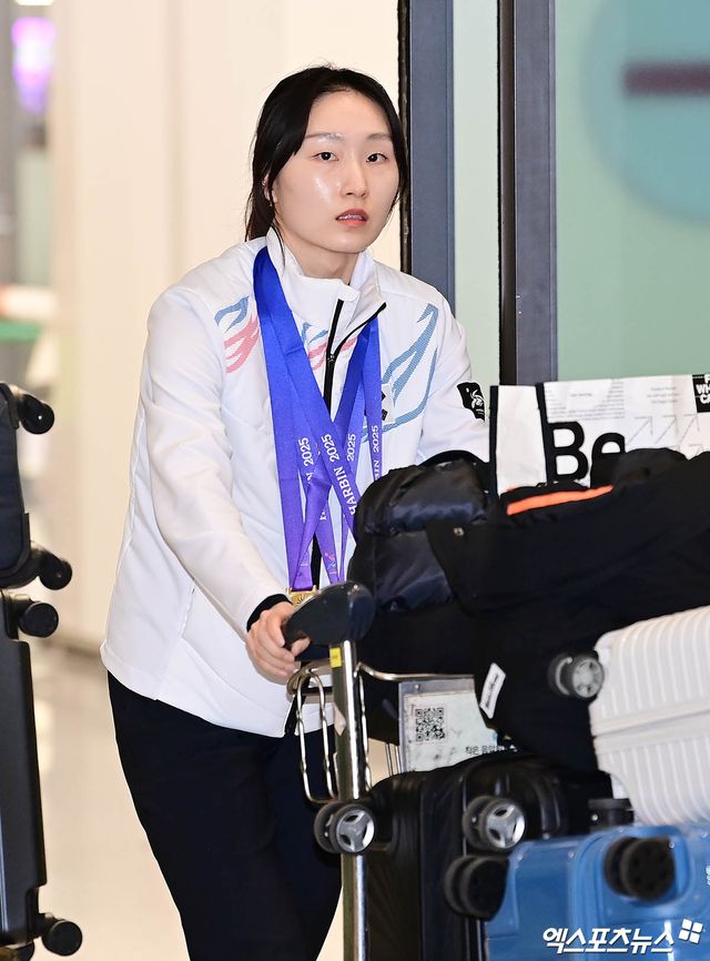 대한민국 쇼트트랙 국가대표 선수단이 '2025 하얼빈 동계 아시안게임'을 마친 뒤 10일 오후 인천국제공항을 통해 귀국했다. 대표팀 최민정이 입국장을 나서고 있다. 인천공항, 박지영 기자