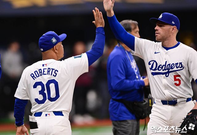 로버츠 다저스 감독(왼쪽)은 2025시즌이 끝난 뒤 팀과 계약이 종료된다. 서로서로 동행을 원하는 가운데, 얼마만큼 규모에 새 계약을 체결할지 많은 관심이 쏠리고 있다. 엑스포츠뉴스 DB