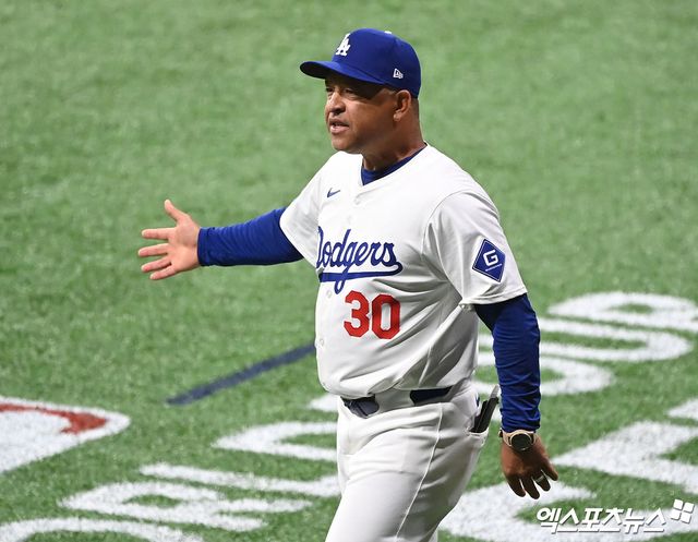 로버츠 다저스 감독은 2025시즌이 끝난 뒤 팀과 계약이 종료된다. 서로서로 동행을 원하는 가운데, 얼마만큼 규모에 새 계약을 체결할지 많은 관심이 쏠리고 있다. 엑스포츠뉴스 DB