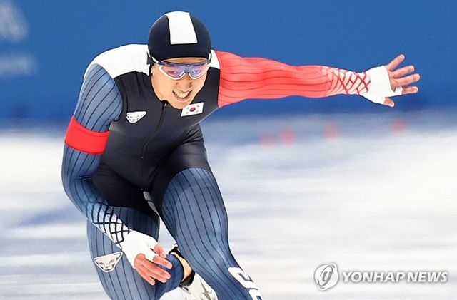 10일 중국 하얼빈 헤이룽장 빙상훈련센터 스피드스케이팅 오벌에서 열린 스피드스케이팅 남자 500m에 출전한 김준호가 질주하고 있다. 연합뉴스