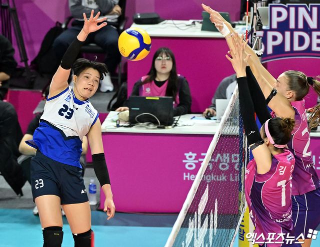 25일 오후 인천 부평구 삼산월드체육관 열린 ‘도드람 2024-2025 V-리그’ 흥국생명과 현대건설의 경기, 현대건설 위파위가 공격을 시도하고 있다. 엑스포츠뉴스 DB