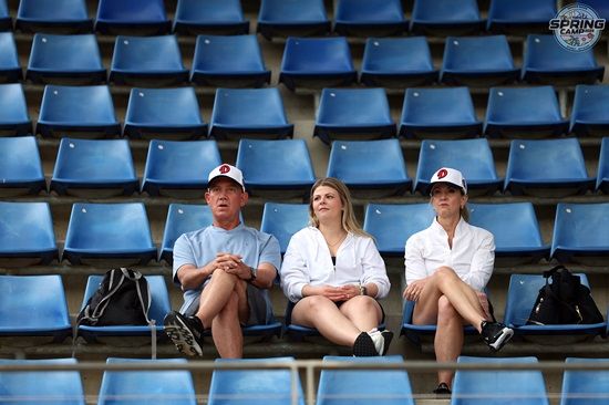 두산 베어스 외국인 투수 잭 로그의 가족이 10일 호주 블랙타운 스프링캠프에 방문해 로그의 캠프 첫 라이브 피칭을 지켜봤다. 두산 베어스