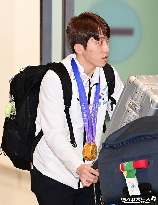 대한민국 쇼트트랙 국가대표 선수단이 '2025 하얼빈 동계 아시안게임'을 마친 뒤 10일 오후 인천국제공항을 통해 귀국했다. 대표팀 박지원이 입국장을 나서고 있다. 인천공항, 박지영 기자