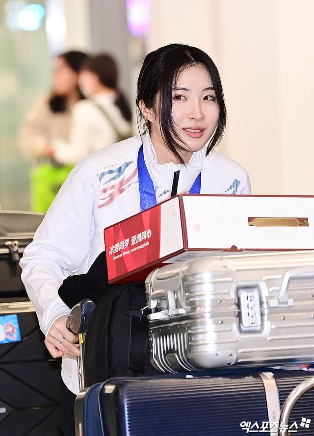 대한민국 쇼트트랙 국가대표 선수단이 '2025 하얼빈 동계 아시안게임'을 마친 뒤 10일 오후 인천국제공항을 통해 귀국했다. 대표팀 김길리가 입국장을 나서고 있다. 인천공항, 박지영 기자