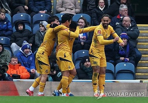 비토르 페레이라 감독이 이끄는 울버햄튼이 9일(한국시간) 영국 블랙번에 있는 이우드 파크에서 열린 블랙번 로버스와의 2024-2025시즌 FA컵 4라운드 원정 경기에서 2-0으로 승리했다.&nbsp;연합뉴스