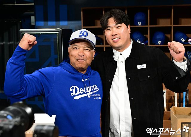 로버츠 다저스 감독(왼쪽)은 2025시즌이 끝난 뒤 팀과 계약이 종료된다. 서로서로 동행을 원하는 가운데, 얼마만큼 규모에 새 계약을 체결할지 많은 관심이 쏠리고 있다. 엑스포츠뉴스 DB