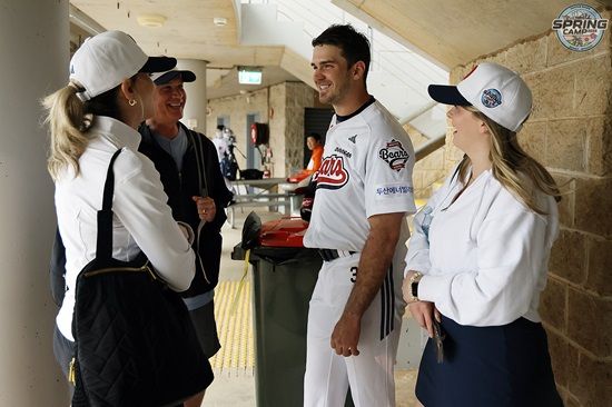 두산 베어스 외국인 투수 잭 로그의 가족이 10일 호주 블랙타운 스프링캠프에 방문해 로그의 캠프 첫 라이브 피칭을 지켜봤다. 두산 베어스