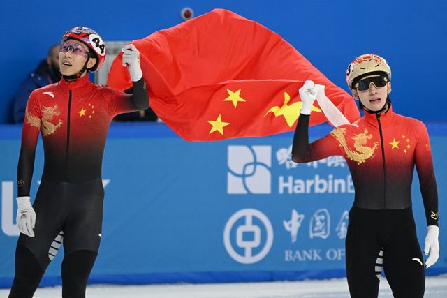 8일 오후 중국 하얼빈 헤이룽장 빙상 훈련센터 다목적홀에서 열린 2025 하얼빈 동계아시안게임 남자 500m 결승, 경기 후 중국 쑨룽(왼쪽)과 린샤오쥔(오른쪽)이 세리머니를 하고 있다. AFP 연합뉴스