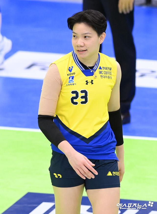 17일 오후 경기도 수원실내체육관에서 열린 ‘도드람 2024-2025 V-리그’ 현대건설과 IBK기업은행의 경기, 현대건설 위파위가 공격을 준비하고 있다. 엑스포츠뉴스 DB