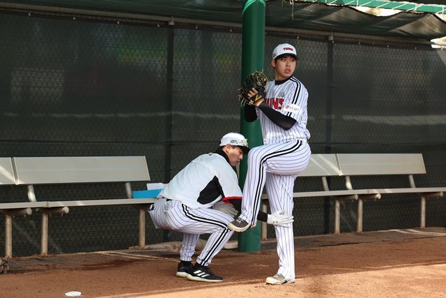 LG 기대주 추세현(오른쪽)은 투수로 다가올 2025시즌을 맞이한다. 고교 시절 투타 모두에서 재능을 뽐냈던 그는 투수로서 LG 마운드에 큰 힘이 되려 한다. 스프링캠프 기간 구속도 148.1㎞까지 나와 눈길을 끌고 있다. LG 트윈스