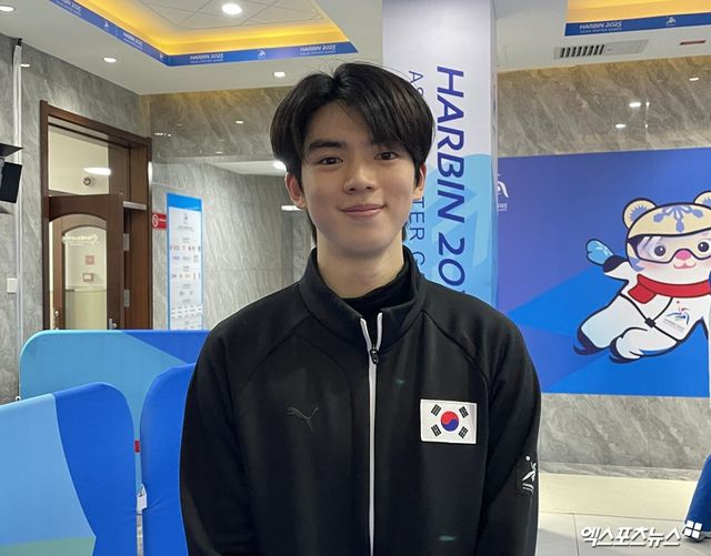 한국 남자 피겨스케이팅 국가대표 차준환이 10일 중국 하얼빈에서 2025 하얼빈 동계아시안게임 첫 공식 훈련을 마친 뒤 기념촬영하고 있다. 하얼빈, 최원영 기자