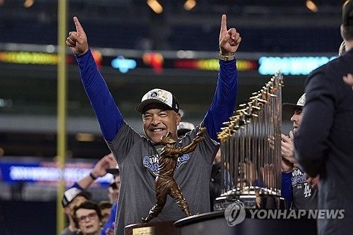 로버츠 다저스 감독은 2025시즌이 끝난 뒤 팀과 계약이 종료된다. 서로서로 동행을 원하는 가운데, 얼마만큼 규모에 새 계약을 체결할지 많은 관심이 쏠리고 있다. 연합뉴스 AP