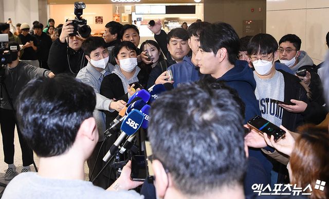 미국프로야구 메이저리그(MLB) 샌프란시스코 자이언츠 소속 이정후가 새 시즌을 준비하기 위해 13일 오후 인천국제공항을 통해 미국으로 출국했다. 이정후가 취재진과 인터뷰를 나누고 있다. 엑스포츠뉴스 DB