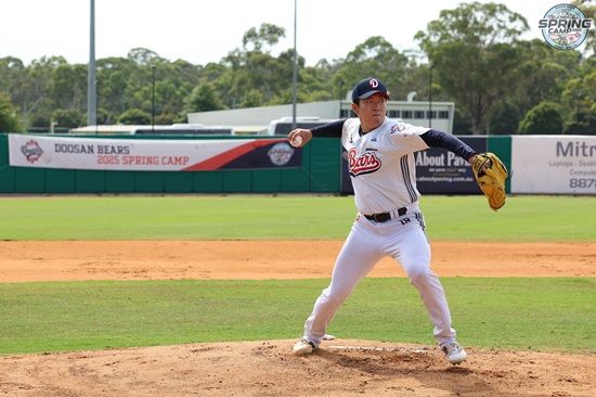 두산 베어스 투수 김민규가 호주 블랙타운 스프링캠프에서 투구 훈련에 임하고 있다. 두산 베어스