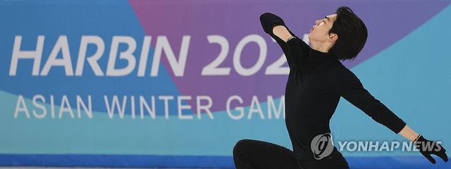 10일 중국 하얼빈 헤이룽장 빙상훈련센터 다목적홀에서 하얼빈 동계아시안게임에 출전하는 한국 남자 피겨 차준환이 훈련하고 있다. 연합뉴스