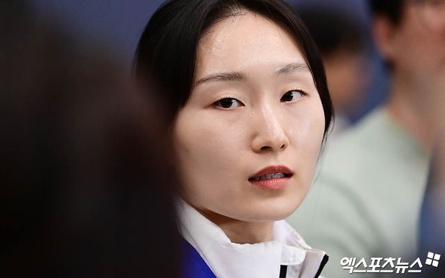 대한민국 쇼트트랙 국가대표 선수단이 '2025 하얼빈 동계 아시안게임'을 마친 뒤 10일 오후 인천국제공항을 통해 귀국했다. 대표팀 최민정이 입국장에서 취재진과 인터뷰를 나누고 있다. 인천공항, 박지영 기자