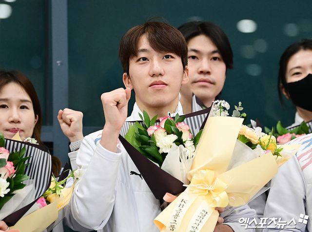 대한민국 쇼트트랙 국가대표 선수단이 '2025 하얼빈 동계 아시안게임'을 마친 뒤 10일 오후 인천국제공항을 통해 귀국했다. 대표팀 박지원이 입국장에서 기념 촬영을 하고 있다. 인천공항, 박지영 기자