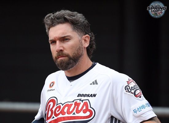 두산 베어스 외국인 타자 제이크 케이브가 10일 호주 블랙타운 스프링캠프에서 열린 첫 청백전 첫 타석에서 홈런을 쏘아 올렸다. 두산 베어스