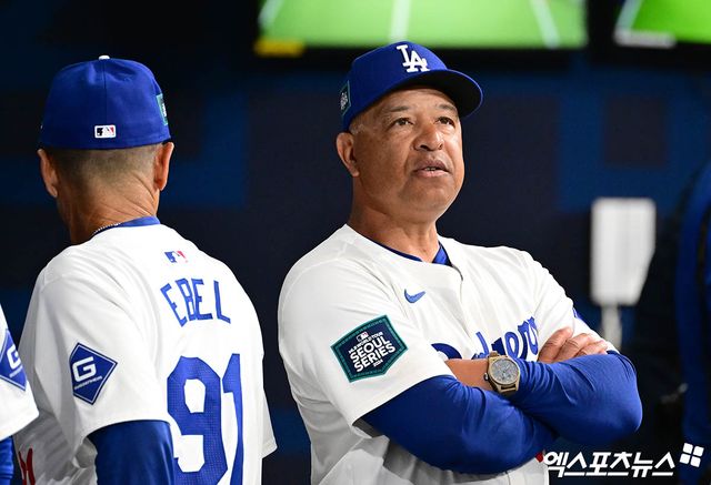 로버츠 다저스 감독(오른쪽)은 2025시즌이 끝난 뒤 팀과 계약이 종료된다. 서로서로 동행을 원하는 가운데, 얼마만큼 규모에 새 계약을 체결할지 많은 관심이 쏠리고 있다. 엑스포츠뉴스 DB