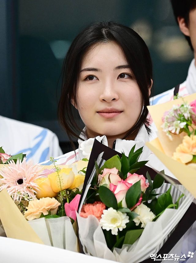 대한민국 쇼트트랙 국가대표 선수단이 '2025 하얼빈 동계 아시안게임'을 마친 뒤 10일 오후 인천국제공항을 통해 귀국했다. 대표팀 김길리가 입국장에서 기념 촬영을 하고 있다. 인천공항, 박지영 기자