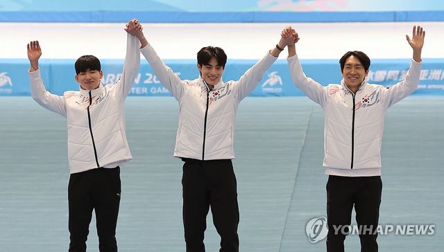 11일 중국 하얼빈 헤이룽장 빙상훈련센터 스피드스케이팅 오벌에서 열린 하얼빈 동계아시안게임 스피드스케이팅 남자 팀 추월에서 은메달을 획득한 정재원, 박상언, 이승훈이 시상대에서 손을 들고 있다. 연합뉴스