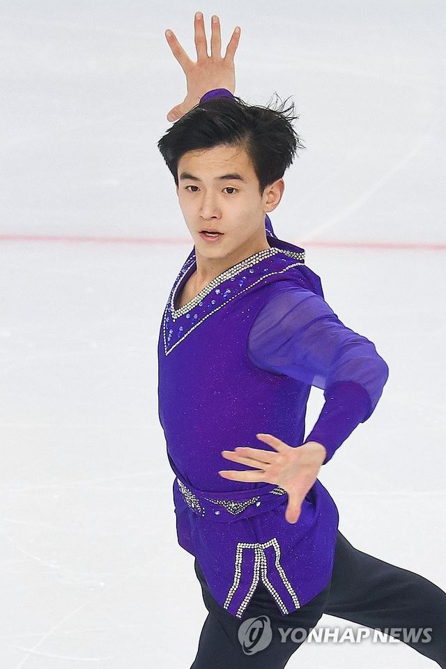 북한 피겨스케이팅 국가대표 로영명이 11일 중국 하얼빈 헤이룽장 빙상훈련센터 다목적홀에서 열린 하얼빈 동계아시안게임 피겨 남자 싱글 쇼트프로그램에서 연기를 펼치고 있다. 연합뉴스