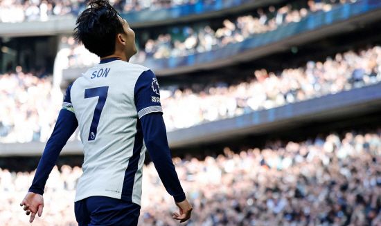 영국 매체 '기브미 스포츠'는 토트넘이 손흥민을 중심으로 공격수 3명을 팔아 올여름 확보해야 한다는 주장을 내놨다. 매체는 11일 '토트넘은 한국 공격수 손흥민 방출을 포함해 선수단 개편을 신중하게 고려할 예정'이라면서 '구단은 공격수 재편을 위한 큰 결정을 내려야 한다. 히샬리송의 미래도 불투명하고 티모 베르너도 떠날 수 있다. 손흥민과 히샬리송, 베르너 3명의 주급은 44만5000파운드(8억원)다. 이들을 내보내면 임금에서 상당한 금액을 절약할 수 있다'고 했다. 3명의 급여를 연봉으로 환산하면 420억원이 된다. 실제 이들은 토트넘 내에서 연봉 140억원 안팎의 고액 급여자로 꼽힌다. 손흥민이 180억원으로 가장 많다. 손흥민 방출론은 그가 최근 들어 결정적 찬스를 다수 놓치는 등 고전하기 때문으로 풀이된다. 연합뉴스