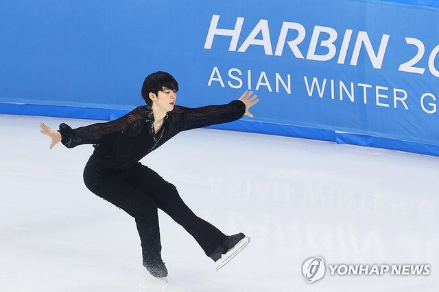 피겨스케이팅 차준환이 11일 중국 하얼빈 헤이룽장 빙상훈련센터 다목적홀에서 열린 하얼빈 동계아시안게임 피겨 남자 싱글 쇼트프로그램에서 연기를 펼치고 있다. 연합뉴스