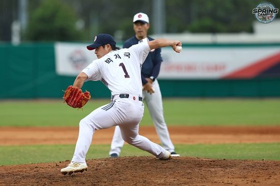 두산 베어스 투수 박치국이 지난 10일 호주 블랙타운 스프링캠프에서 청백전 마운드 위에 올라가 투구하고 있다. 두산 베어스