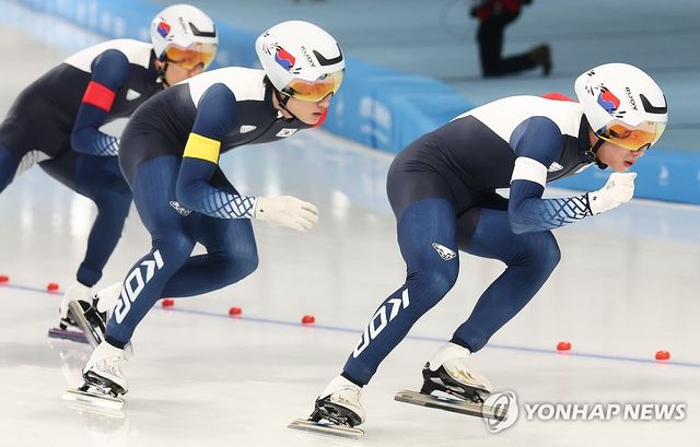 11일 중국 하얼빈 헤이룽장 빙상훈련센터 스피드스케이팅 오벌에서 열린 하얼빈 동계아시안게임 스피드스케이팅 남자 팀추월에 출전한 정재원, 박상언, 이승훈이 질주하고 있다. 연합뉴스
