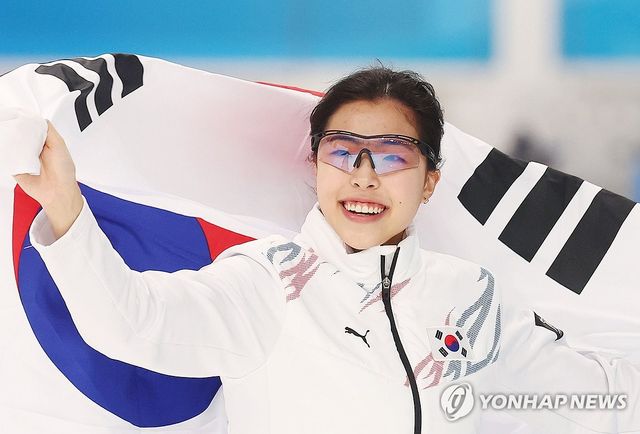 이나현이 11일 중국 하얼빈 헤이룽장 빙상훈련센터 스피드스케이팅 오벌에서 열린 하얼빈 동계아시안게임(AG) 스피드스케이팅 여자 1000m에서 동메달을 획득한 뒤 태극기를 들고 링크를 돌며 미소 짓고 있다. 연합뉴스