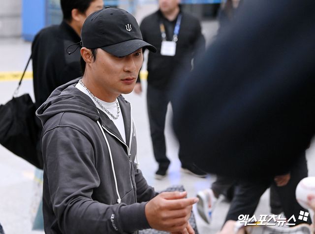 샌디에이고 파드리스 선수단이 '2024 메이저리그 월드투어 서울 시리즈' 참석 차 15일 오전 인천국제공항을 통해 입국했다. 입국장을 빠져나오는 샌디에이고 김하성. 엑스포츠뉴스 DB