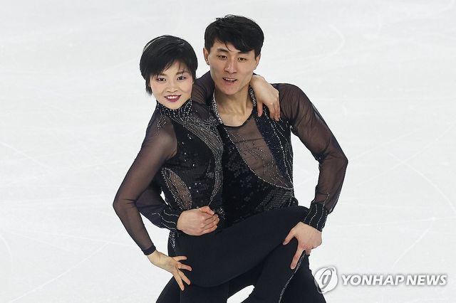 북한 피겨스케이팅 페어 국가대표 렴대옥(왼쪽)과 한금철이 11일 중국 하얼빈 헤이룽장 빙상훈련센터 다목적홀에서 열린 하얼빈 동계아시안게임 피겨 페어 쇼트프로그램에서 연기를 펼치고 있다. 연합뉴스